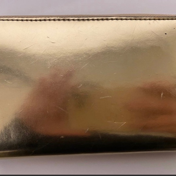 Tory Burch gold wallet in good used condition - Picture 2 of 4